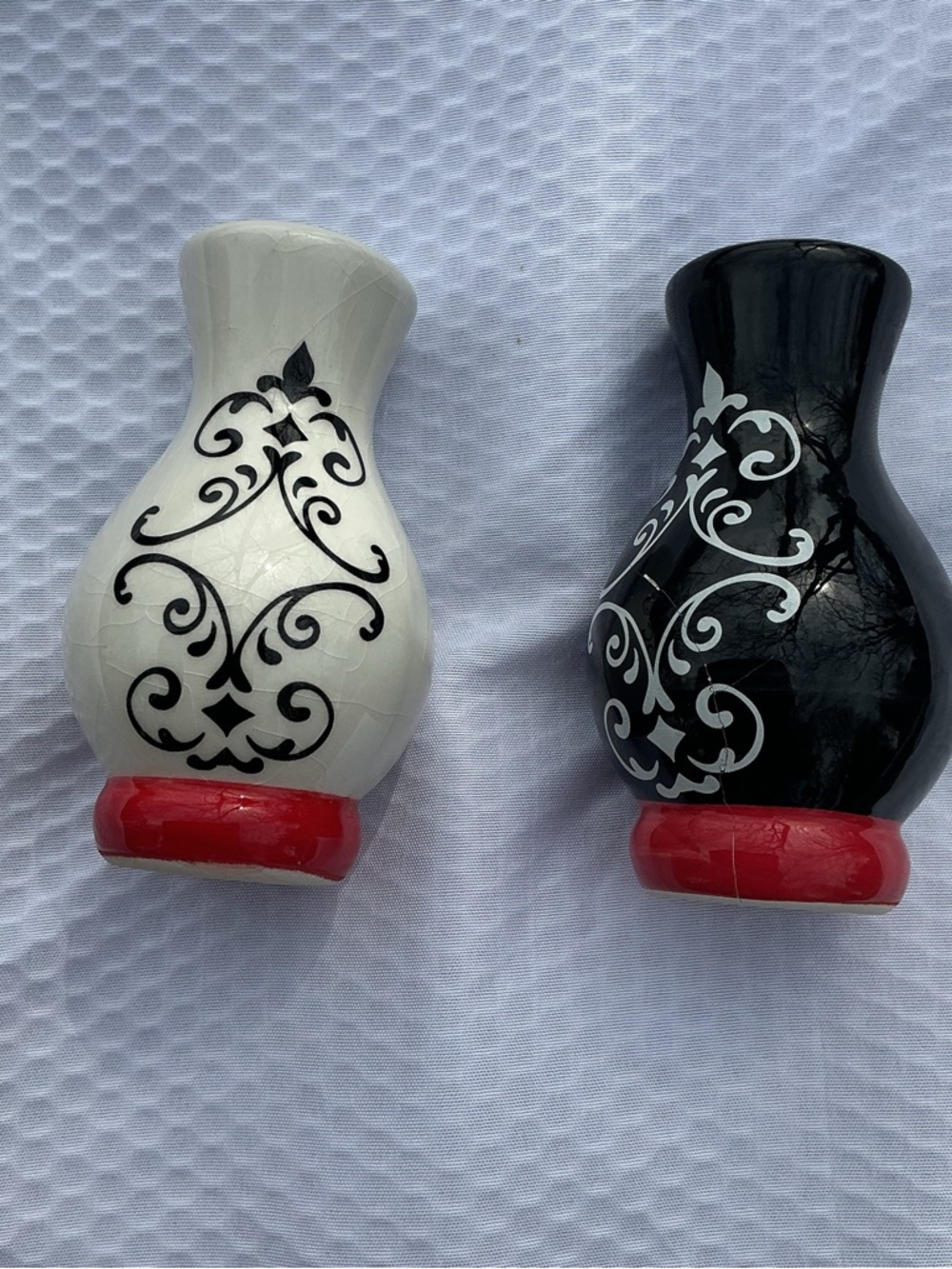 Decorative Black & White Ceramic Vases with Red Base - Salt and pepper shaker